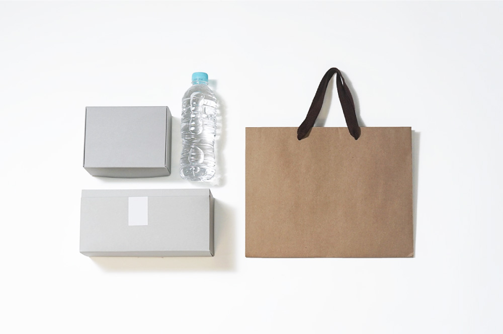 マチ広サイズの紙袋と箱とペットボトル