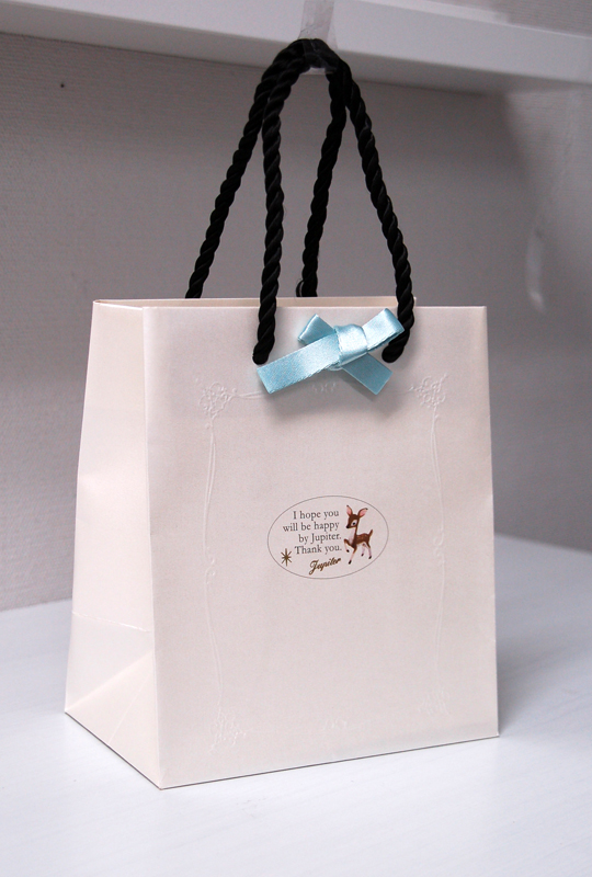 エンボスとリボンがとても可愛いショップ袋 オリジナル紙袋のベリービーバッグ