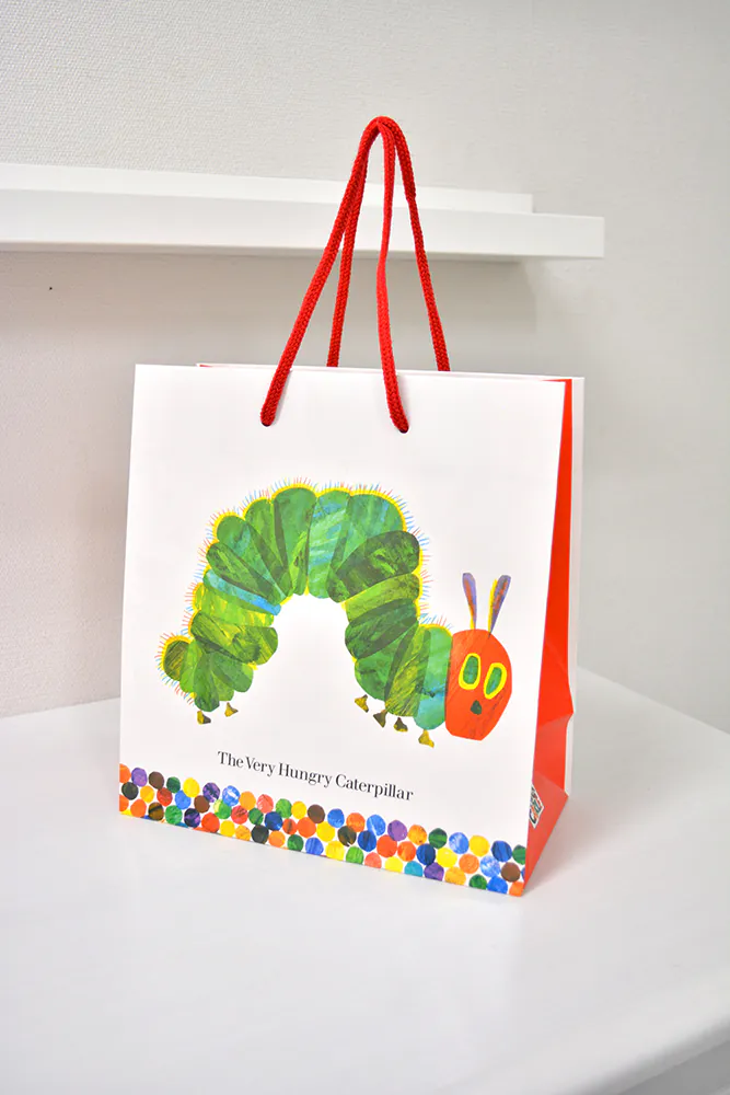 大人も子供も幼児まで! 誰もが心を惹かれる紙袋を読む