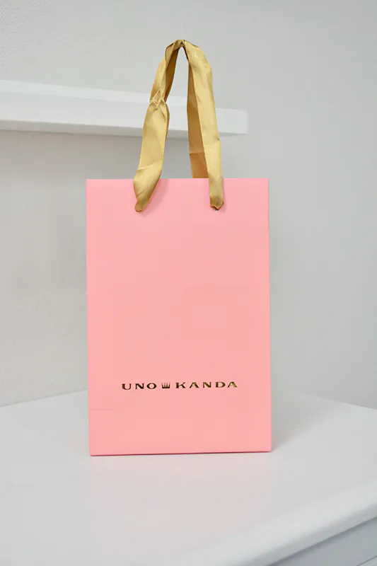 上品で女性らしいデザインのタレントブランドの紙袋