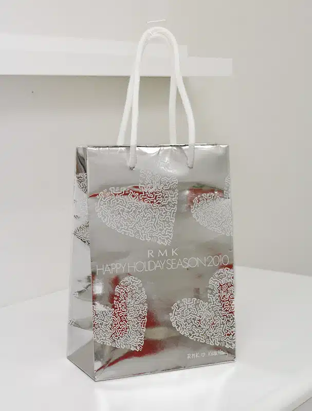 もうすぐクリスマスって感じの紙袋を読む