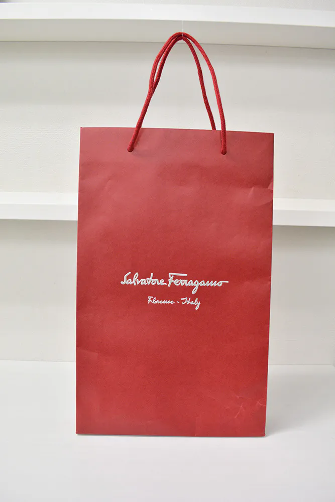 カーマインが印象的な、大人な紙袋
