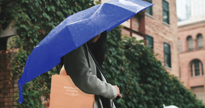 雨の日もオシャレな紙袋を持ち歩きたい！雨に強い紙袋とは？のイメージ