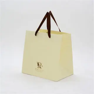 今人気の紙で作るナチュラルで上品な紙袋