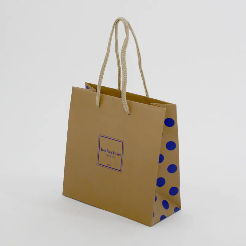 濃厚なベージュと鮮やかなドットの紙袋