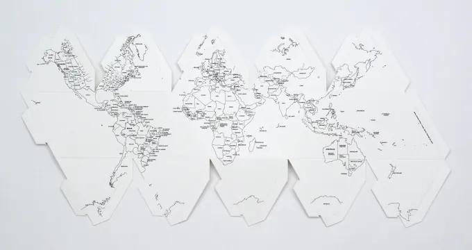 組立前の地球儀 width=