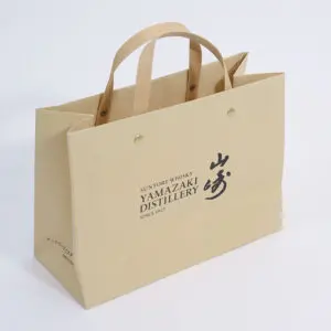 シンプルな裏面でコントラスト