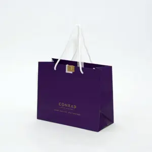 conradホテルの紙袋
