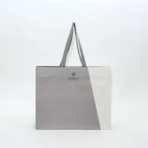 色の切り替えが目を引く紙袋