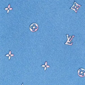水色の柄ネクタイ（アップ）