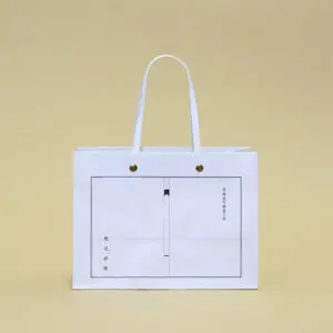 ゴールドのカシメがついた紙袋