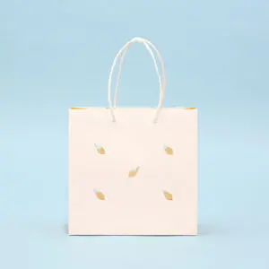 5ヶ所の切り抜きが印象的な紙袋