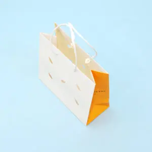 ナチュラルな紙丸紐も上品にまとめた紙袋