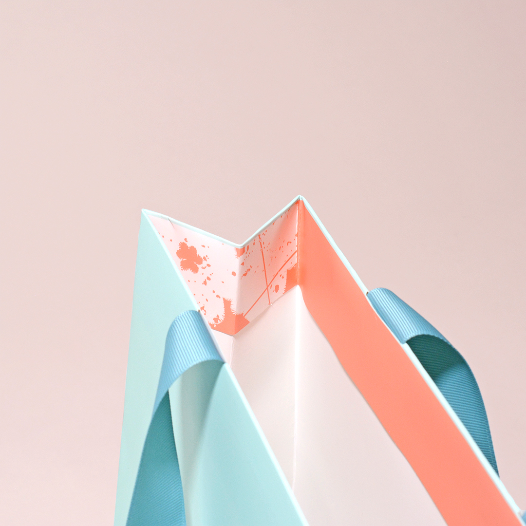 美しい色合いが魅力的な縦留めハンドルの紙袋1