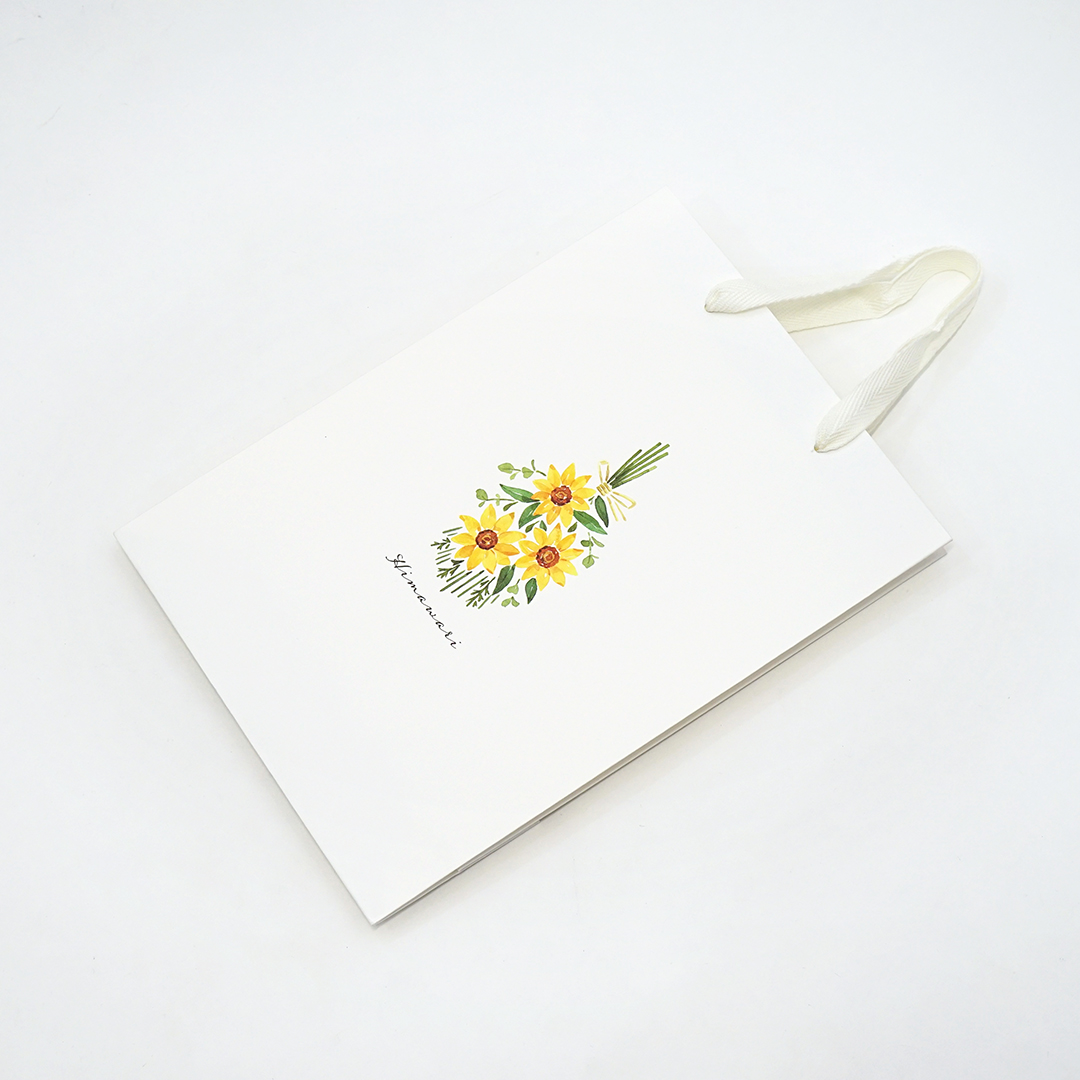 ひまわりの花が印刷された優しげな雰囲気の工務店の紙袋2
