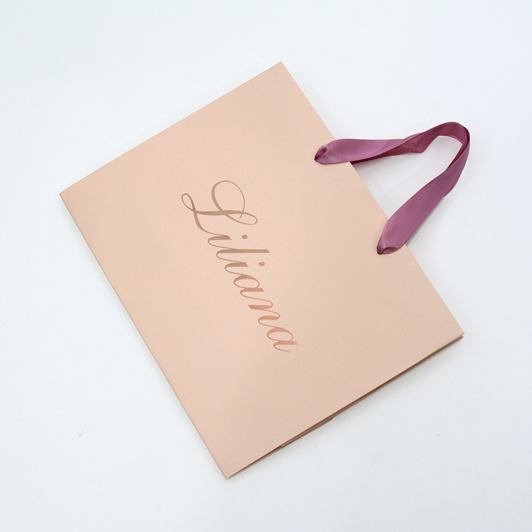 オールピンクで可愛く仕上げたレディースアパレルの紙袋3