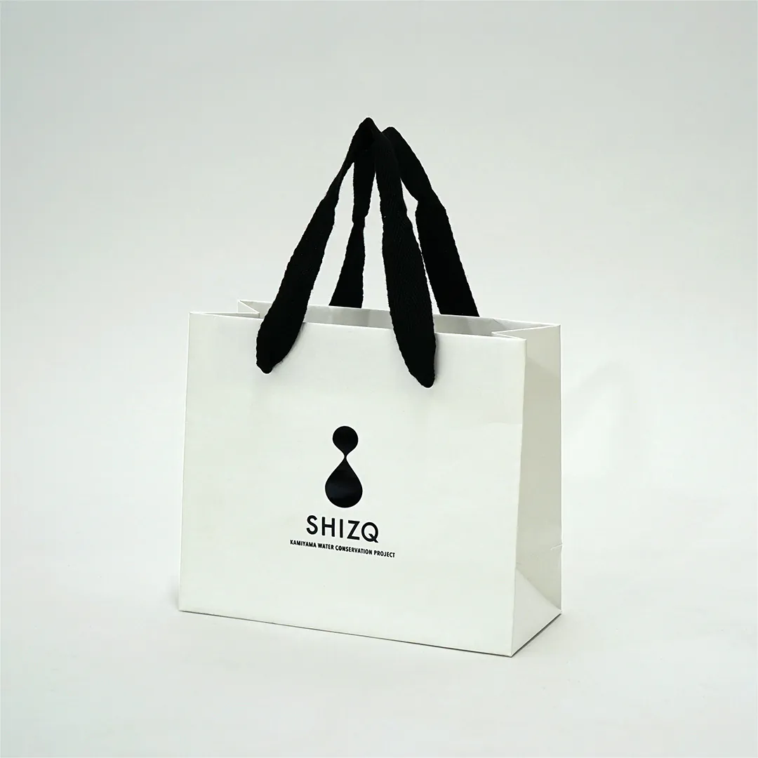 晒しクラフト紙でナチュラルな杉を使ったプロダクトブランドの紙袋1