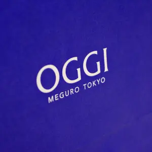 濃い色に映えるホワイトのロゴ