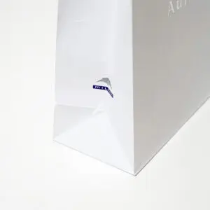 ホワイトのシンプルな紙袋