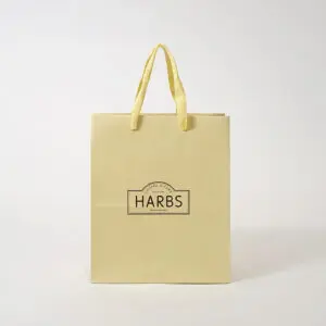 クリームカラーがかわいい、人気ケーキショップの保冷機能付きオリジナル紙袋