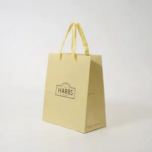 クリームカラーがかわいい、人気ケーキショップの保冷機能付きオリジナル紙袋