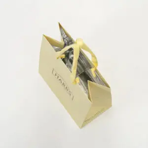 クリームカラーがかわいい、人気ケーキショップの保冷機能付きオリジナル紙袋