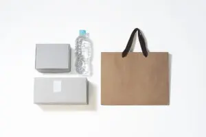 箱とペットボトルとマチが広い紙袋