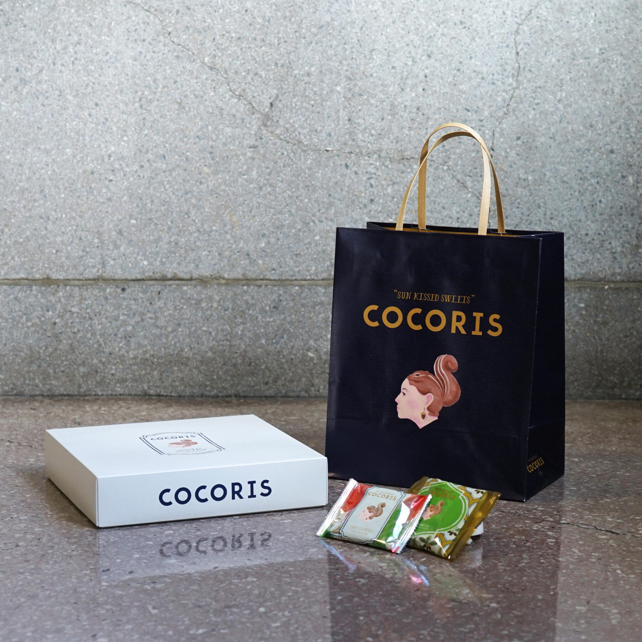 木の実が大好きなリスヘアーの女の子が可愛い「COCORIS」のパッケージを読む