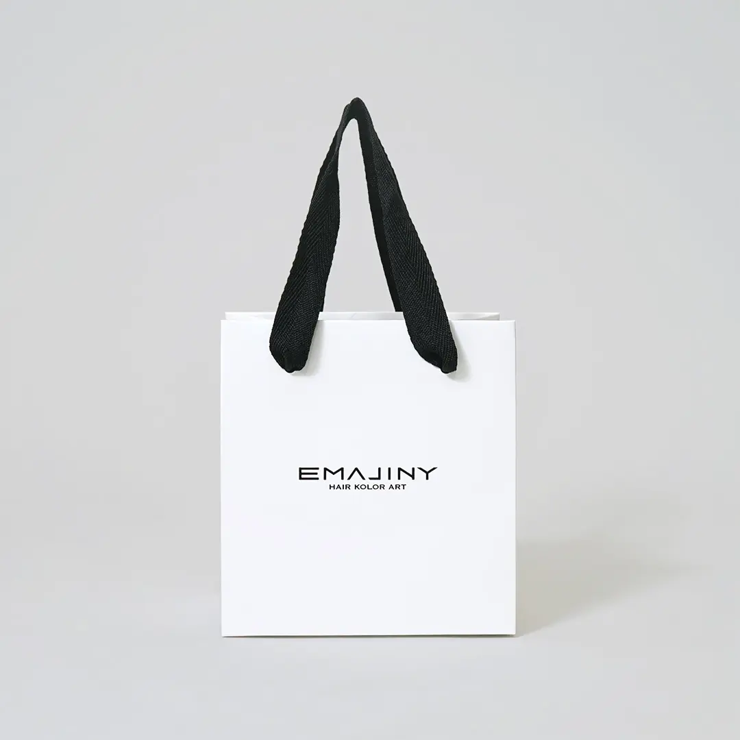 ロゴカラーと揃えた中箱や持ち手がポイント！1
