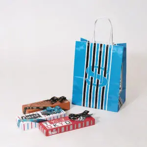 歴史あるブランドのポップなイラストが目を惹く、オリジナルパッケージと表面に特殊加工が施され、クラシカルな雰囲気を纏ったオリジナル紙袋