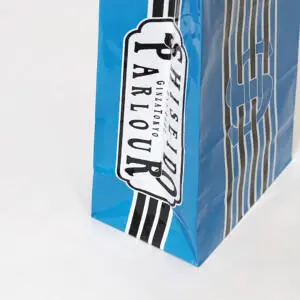 歴史あるブランドのポップなイラストが目を惹く、クラシカルな雰囲気を纏ったオリジナル紙袋