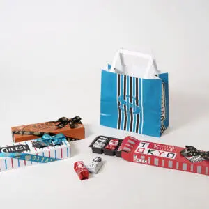 歴史あるブランドのポップなイラストが目を惹く、オリジナルパッケージと表面に特殊加工が施され、クラシカルな雰囲気を纏ったオリジナル紙袋