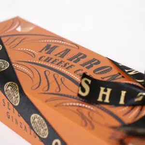 歴史あるブランドのブランドロゴが輝く、サテン素材のオリジナルリボン