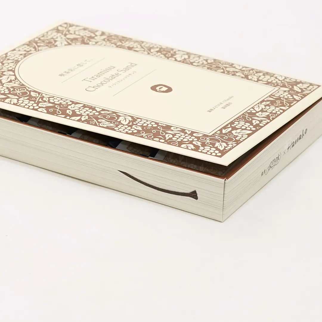 外紙を取ると現れる、シックな風合いが魅力的なティラミスショコラサンドのオリジナルボックス