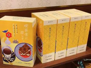 ティラミスショコラサンドのパッケージが本棚のように並べられたディスプレイ