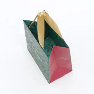 フルカラー印刷の絵柄とゴールドの浮き出し箔が、高級感あふれるスキンケア・コスメブランドのクリスマスコフレ用オリジナル紙袋