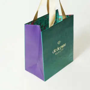 フルカラー印刷の絵柄とゴールドの浮き出し箔が、高級感あふれるスキンケア・コスメブランドのクリスマスコフレ用オリジナル紙袋