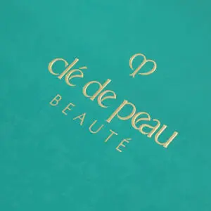 フルカラー印刷の絵柄とゴールドの浮き出し箔が、高級感あふれるスキンケア・コスメブランドのクリスマスコフレ用オリジナル紙袋