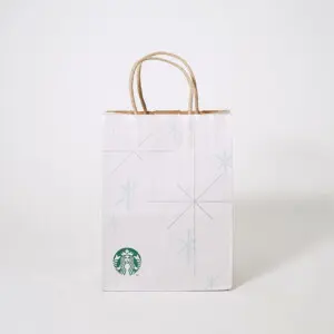クラフト紙に印刷された雪の結晶の絵が冬らしさを感じる、超有名コーヒーショップの冬季限定オリジナル紙袋