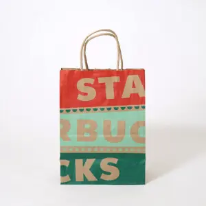 裏面の3分割された配色のデザインが印象的な、超有名コーヒーショップのクラフト紙素材のクリスマスホリデーシーズン限定オリジナル紙袋