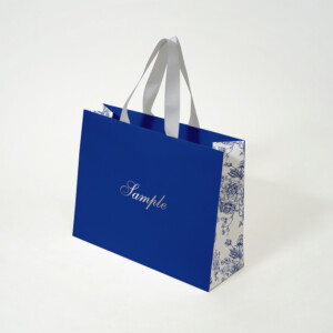 伝統を感させるロイヤルブルーと花柄の気品あるデザインの紙袋