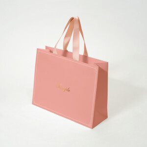 フェミニンな印象のショップにオススメな、ピンクで統一された紙袋
