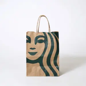 クラフト紙のボディの裏面に華やかな模様が描かれた、有名コーヒーショップのホリデー仕様のオリジナル紙袋