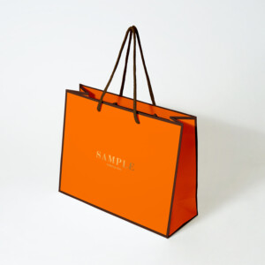エレガントなオレンジ×ブラウンに人気の縁取りデザインを取り入れた紙袋