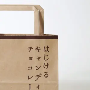 レトロなデザインの紙袋