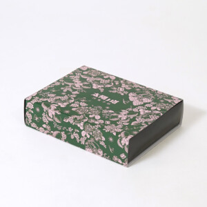 モスグリーンにピンクの花柄が印刷されたボックス