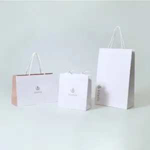 ホワイトをベースとした仏具ショップの紙袋