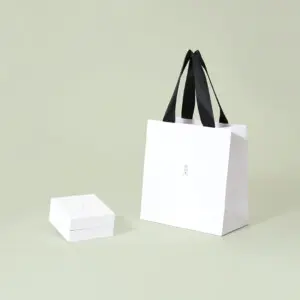 シンプルさ追求したモノトーン調パッケージ