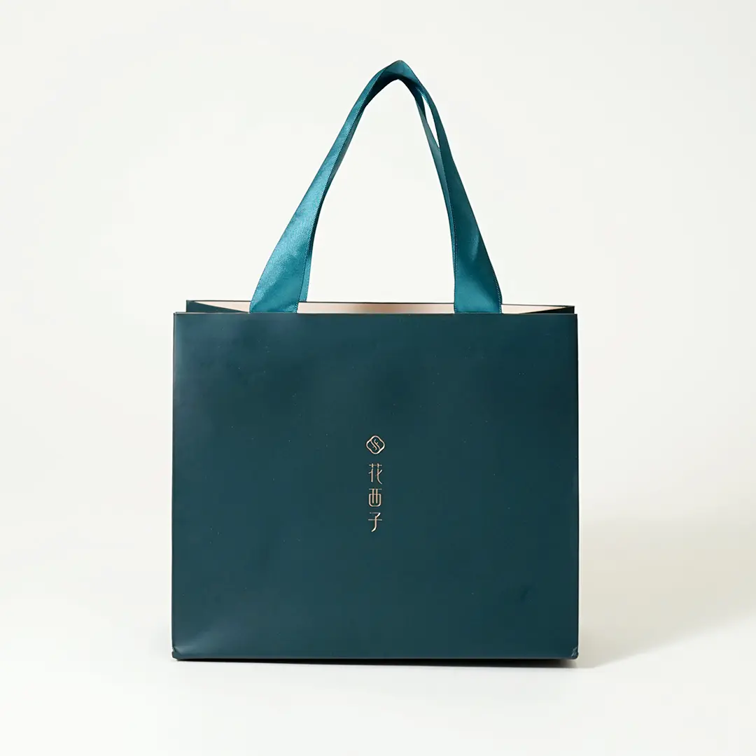 トレンドカラーを取り入れたコスメブランドの凛とした紙袋