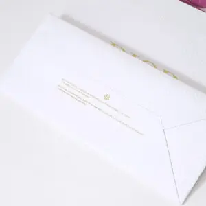 有名コスメブランドの純白ボディに映える、高級感のある箔押しロゴとピンクリボンが可愛いオリジナル紙袋